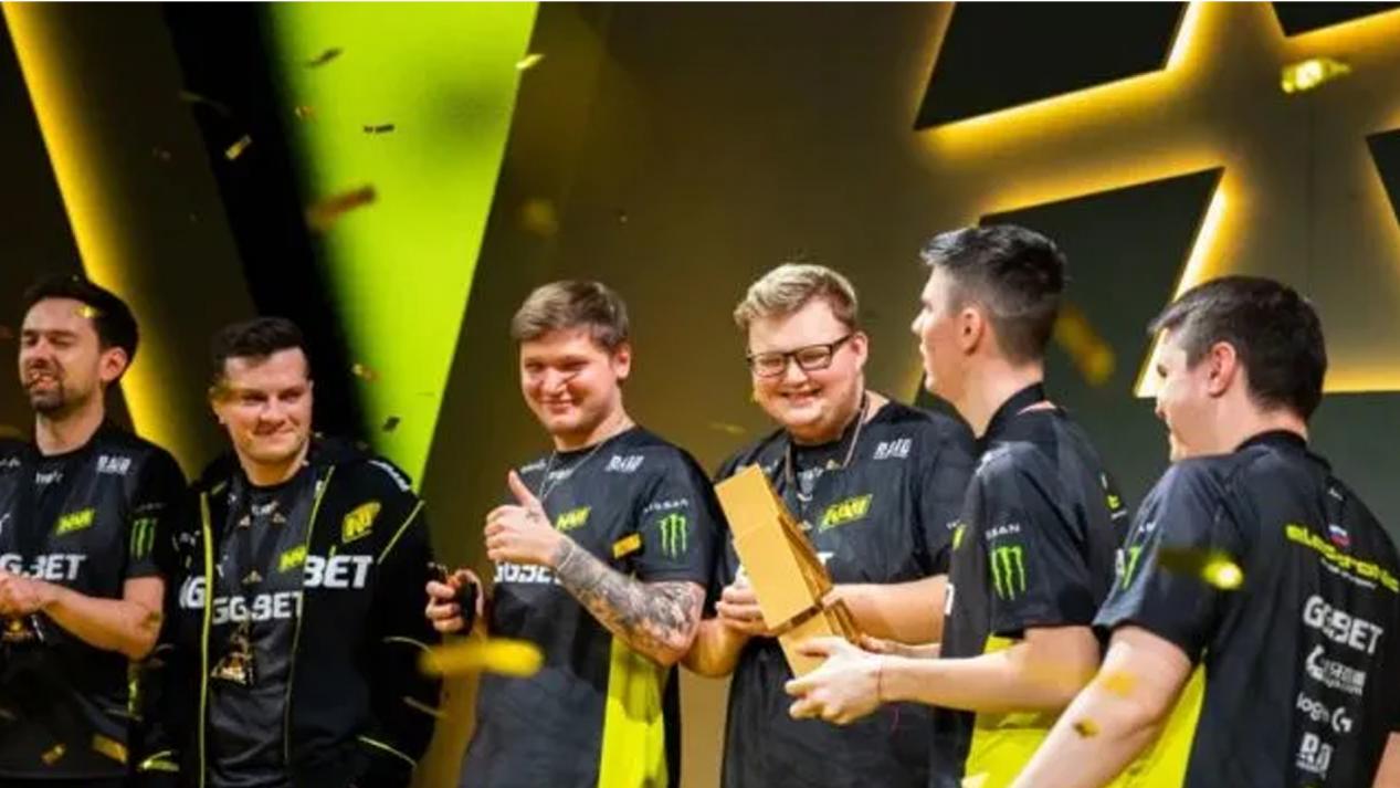 特别是在世 特别是在世